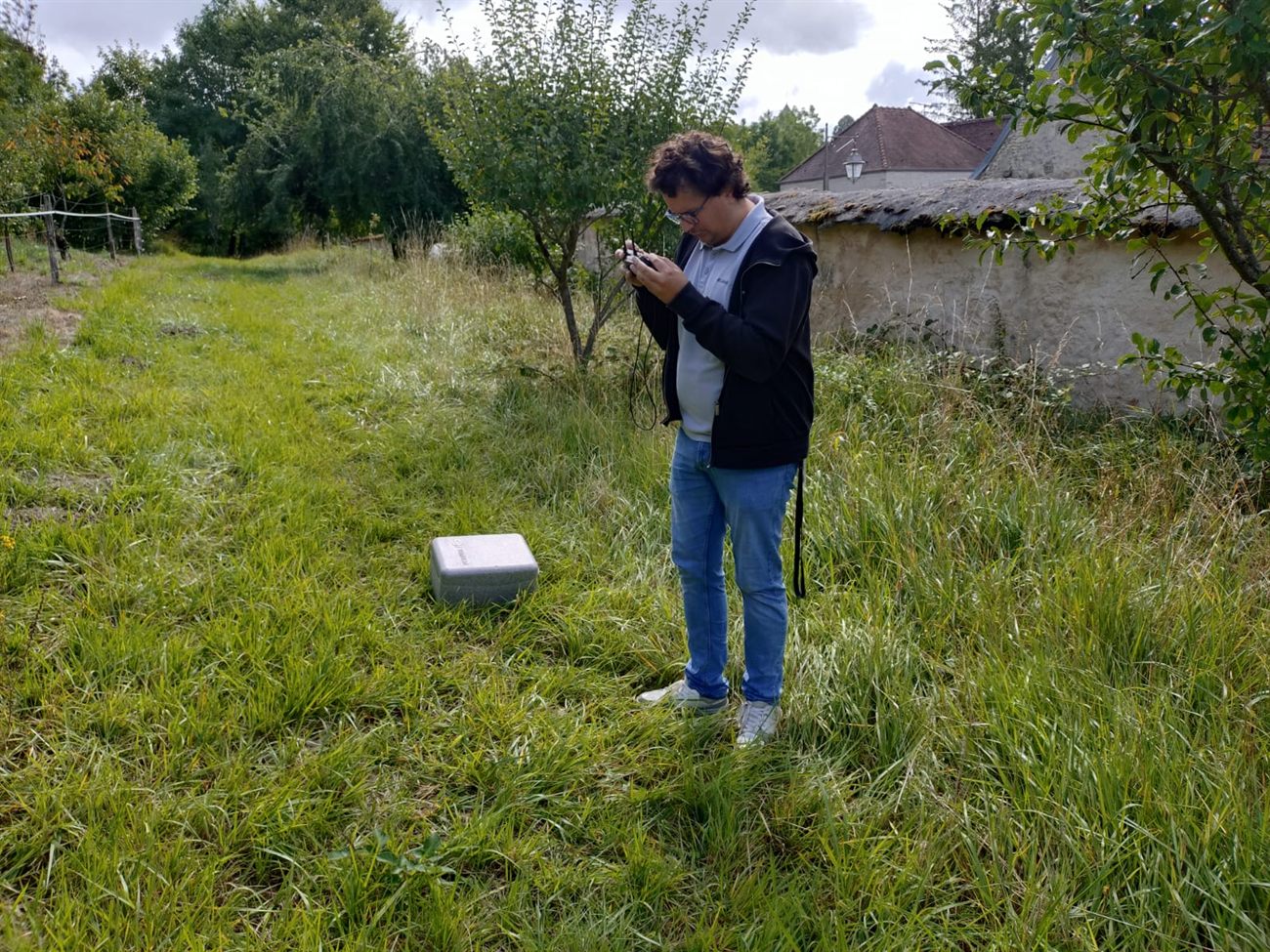 Coulisses d'un vol : Clément Pesson prépare son drone avant le décollage