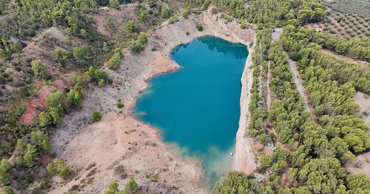 Vue aérienne d'un lac turquoise capturée au drone par Wakoo Webdesign Worker