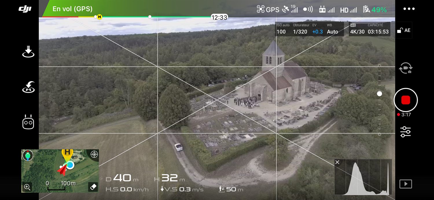 Vue aérienne d'une église composée à l'écran de la télécommande drone